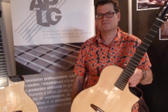 Un beau luthier dans une belle chemise